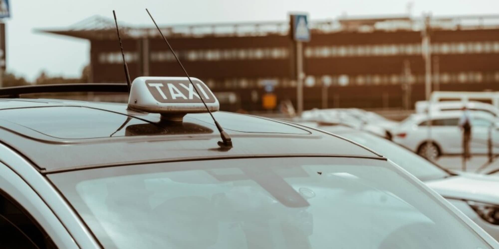 Licenze taxi, è scontro Meloni-Gualtieri: cosa sta succedendo