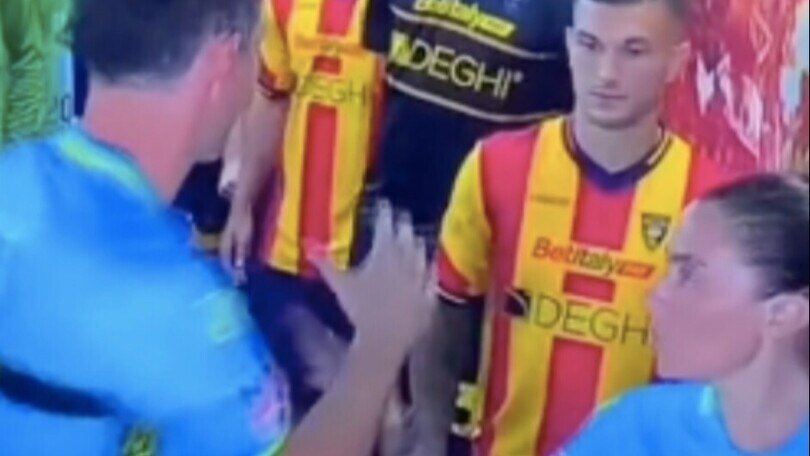 Bufera sull'arbitro Sacchi: mancata stretta di mano all'assistente donna