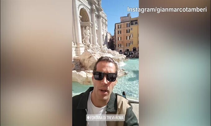 Fontana di Trevi, Tamberi lancia...la monetina