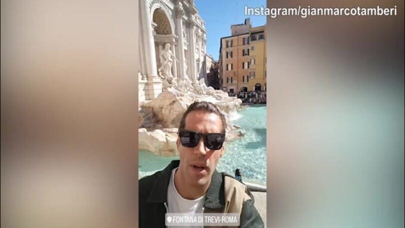 Fontana di Trevi, Tamberi lancia...la monetina