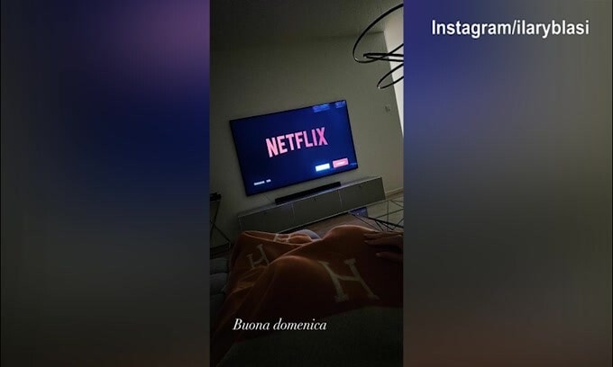 Ilary Blasi a Francoforte: caffè e relax sul divano
