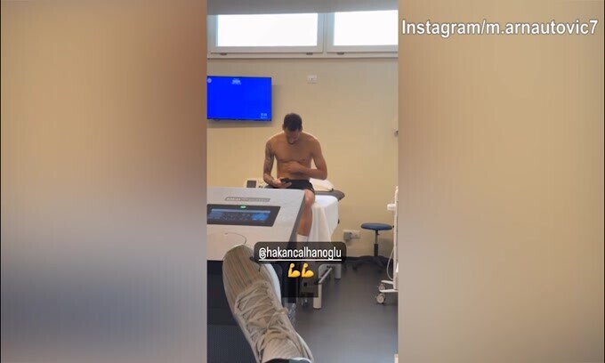 Arnautovic chiama l'attenzione di Calha, ma lui continua....