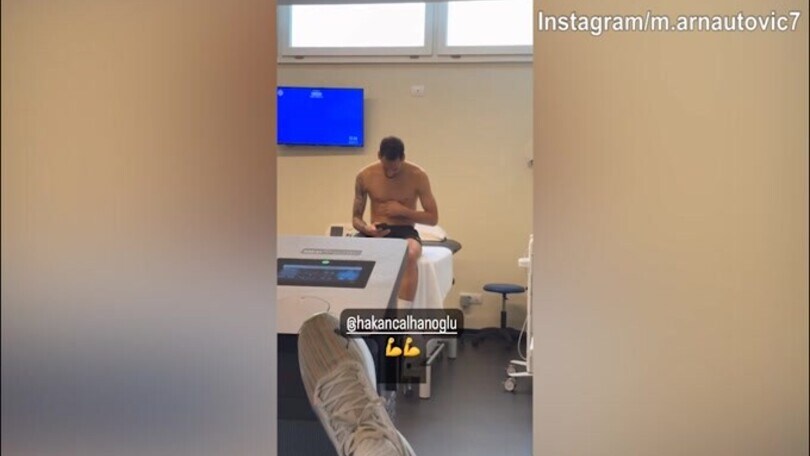 Arnautovic chiama l'attenzione di Calha, ma lui continua....