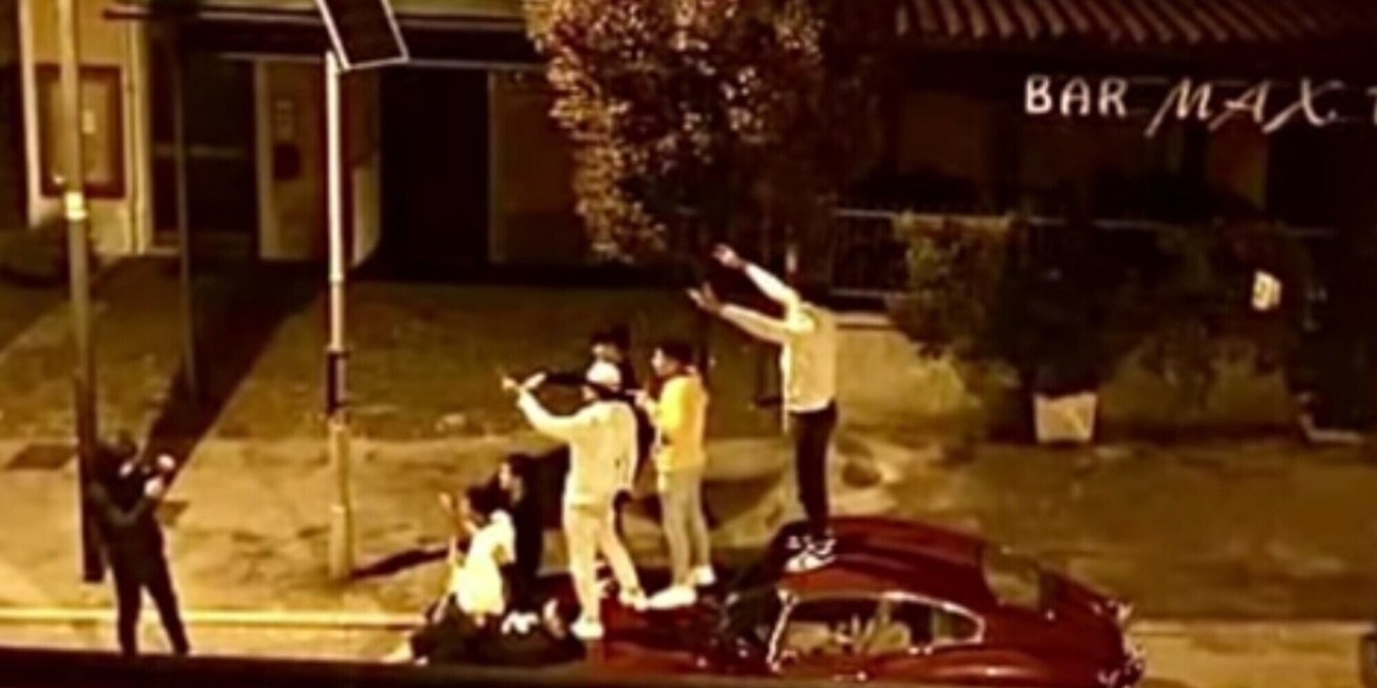 Vandali sul tetto della Jaguar per una foto: proprietario disperato