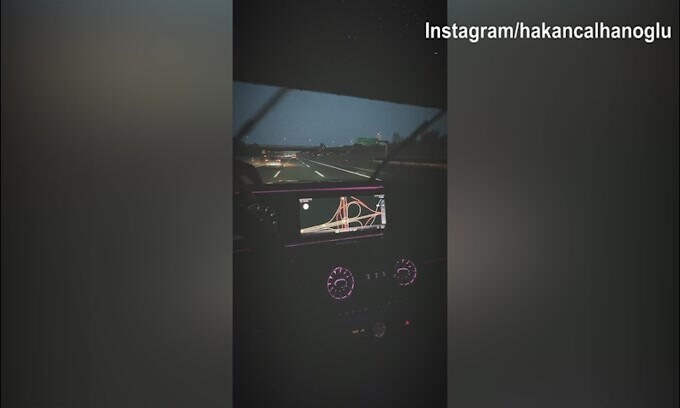 Inter, Calhanoglu torna a casa sotto la pioggia