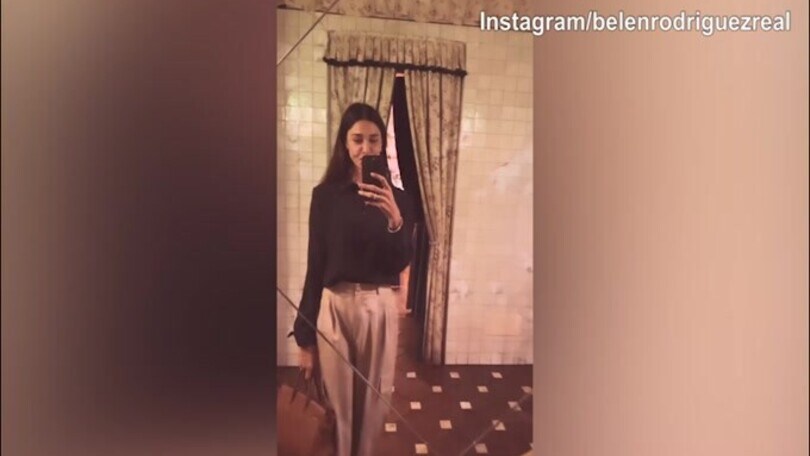 Belen Rodriguez allo specchio: i fan vanno in visiblio