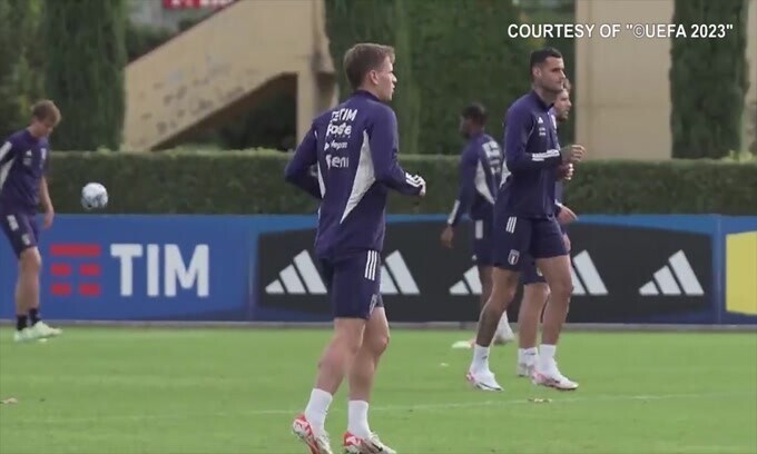 La furia di Barella sui social: "Siete dei pagliacci"
