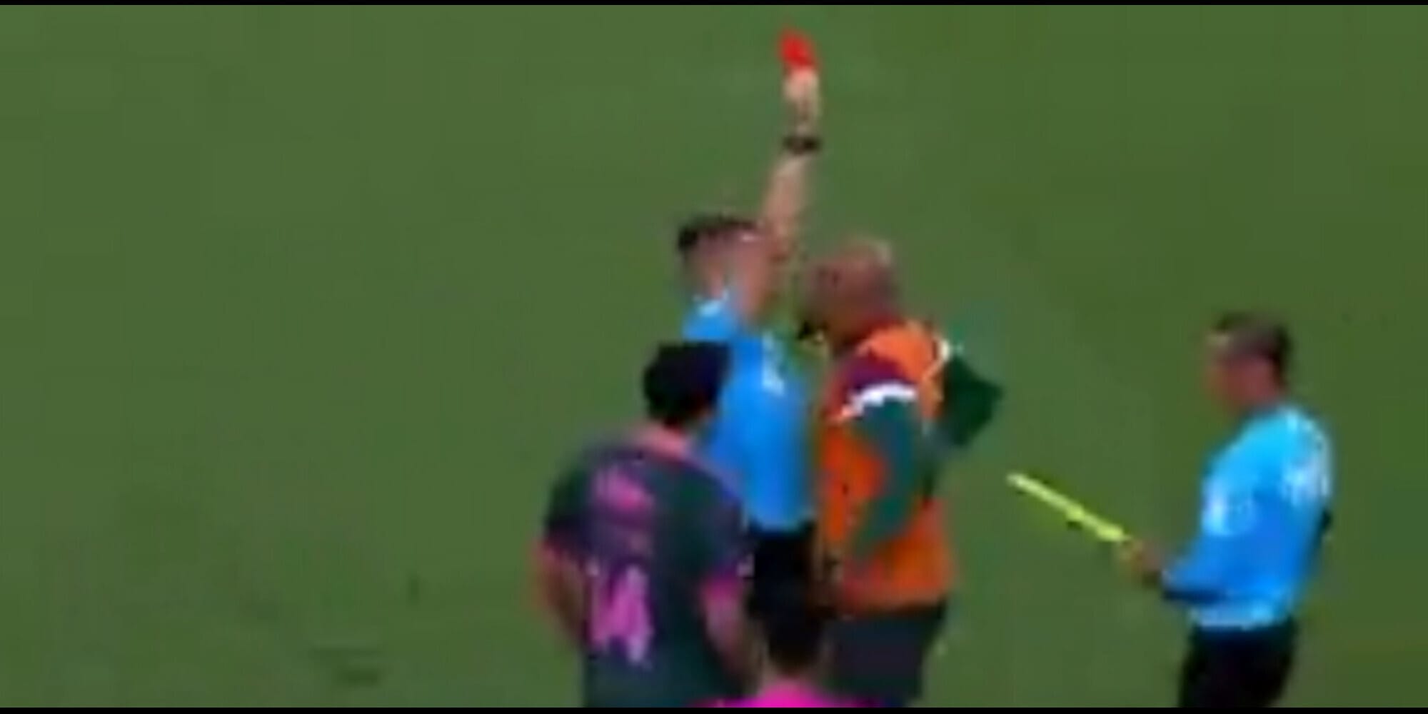Clamoroso Felipe Melo: si scaglia contro l'arbitro dalla panchina!
