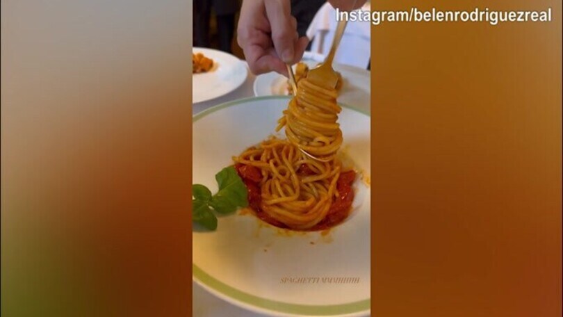 Prima gli spaghetti e poi lo sfottò al proprio fidanzato: ecco la giornata di Belen