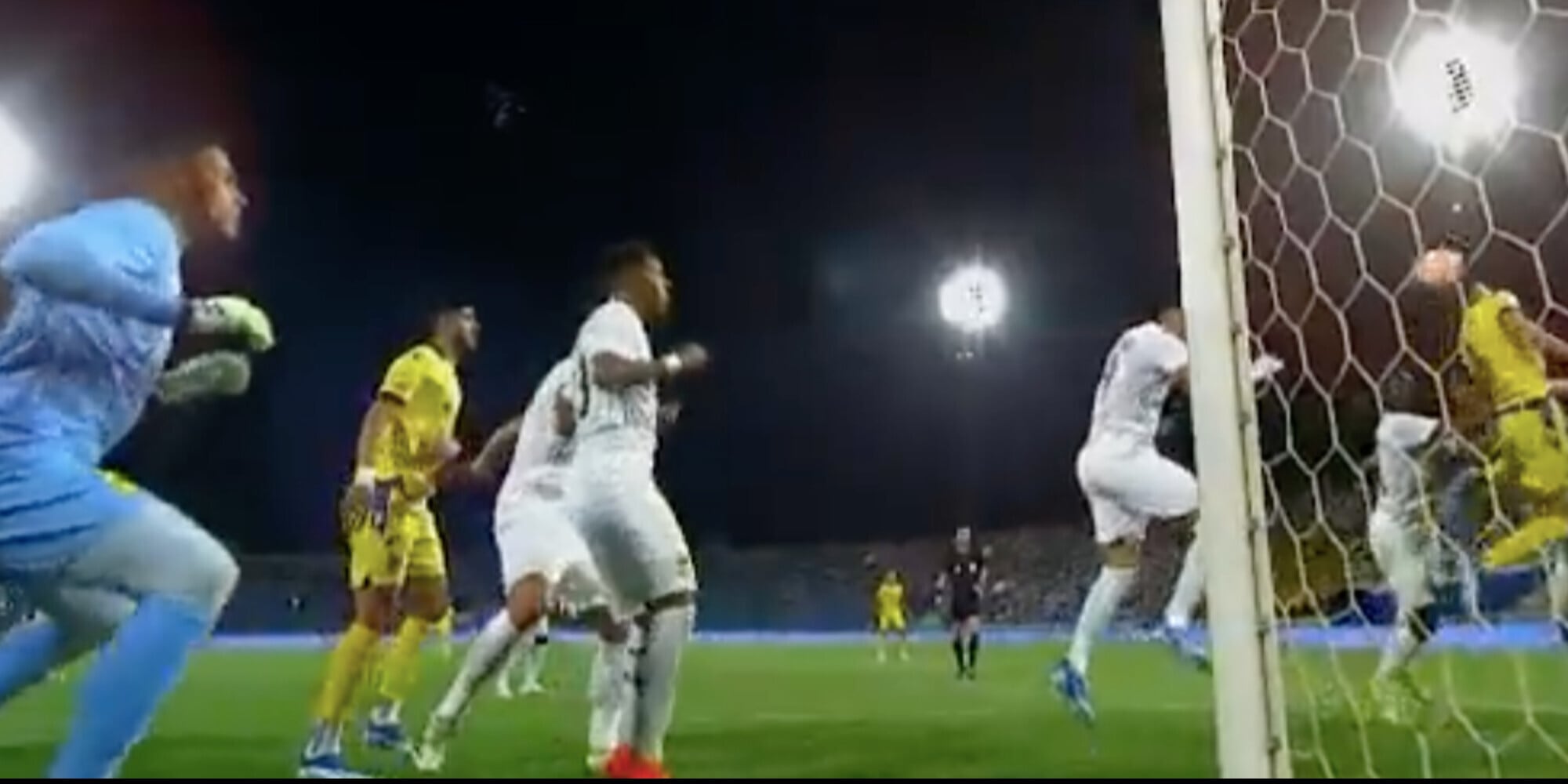 Benzema, che autogol! Il Pallone d’oro segna nella porta sbagliata