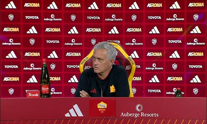 Mourinho: "Parole Palladino? Non abbasso il mio livello"