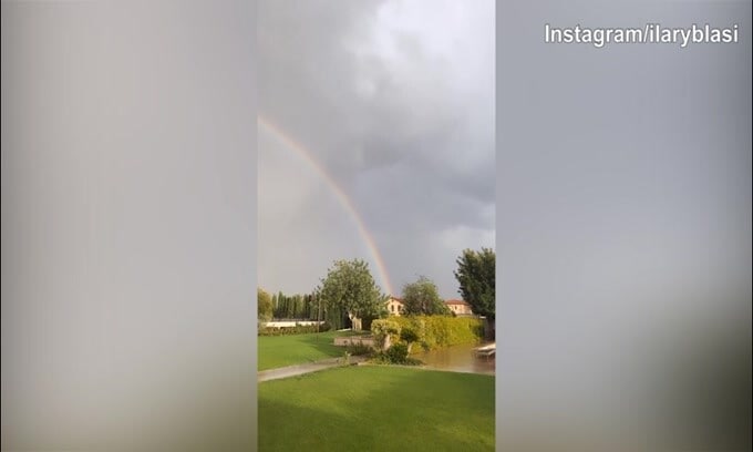 Ilary Blasi riprende lo splendido arcobaleno
