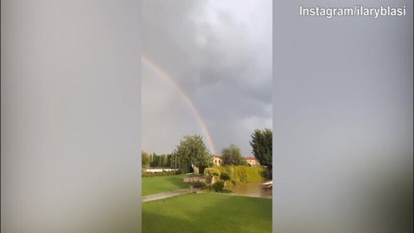 Ilary Blasi riprende lo splendido arcobaleno