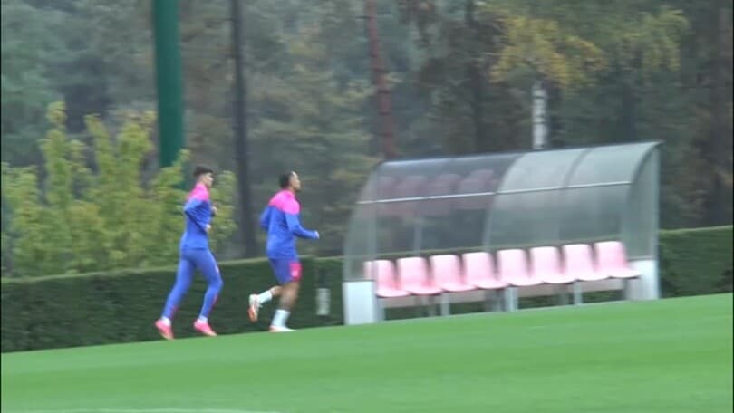 Milan, allenamento sotto la pioggia. Okafor a parte, Pioli nel torello