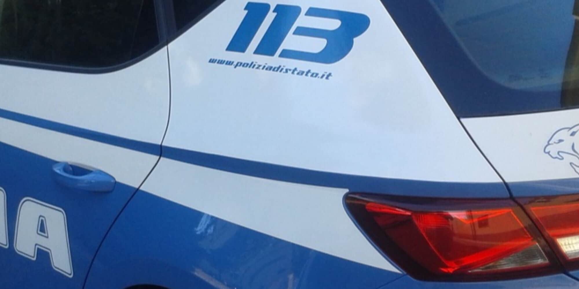 Roma, rubano il bancomat e lo caricano in auto: la polizia blocca il furto