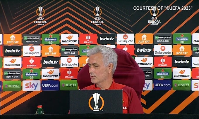 Clamoroso Mou: in conferenza cerca il numero di Stepanek