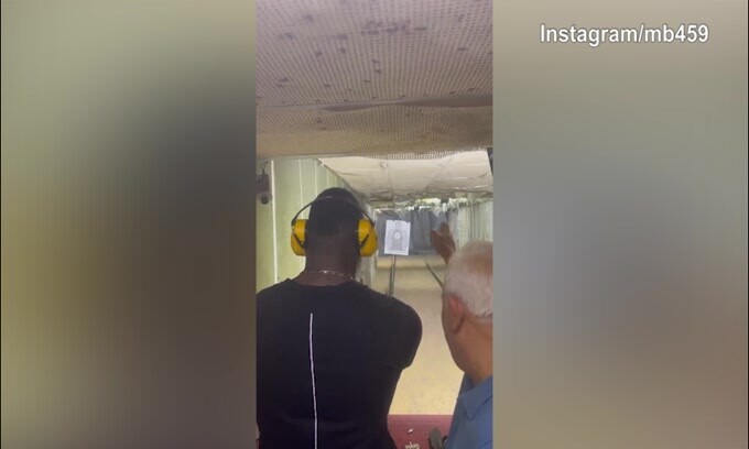 Balotelli si trasforma in un....cecchino