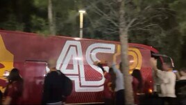 Il bus della Roma arriva all'Olimpico: l'entusiasmo dei tifosi