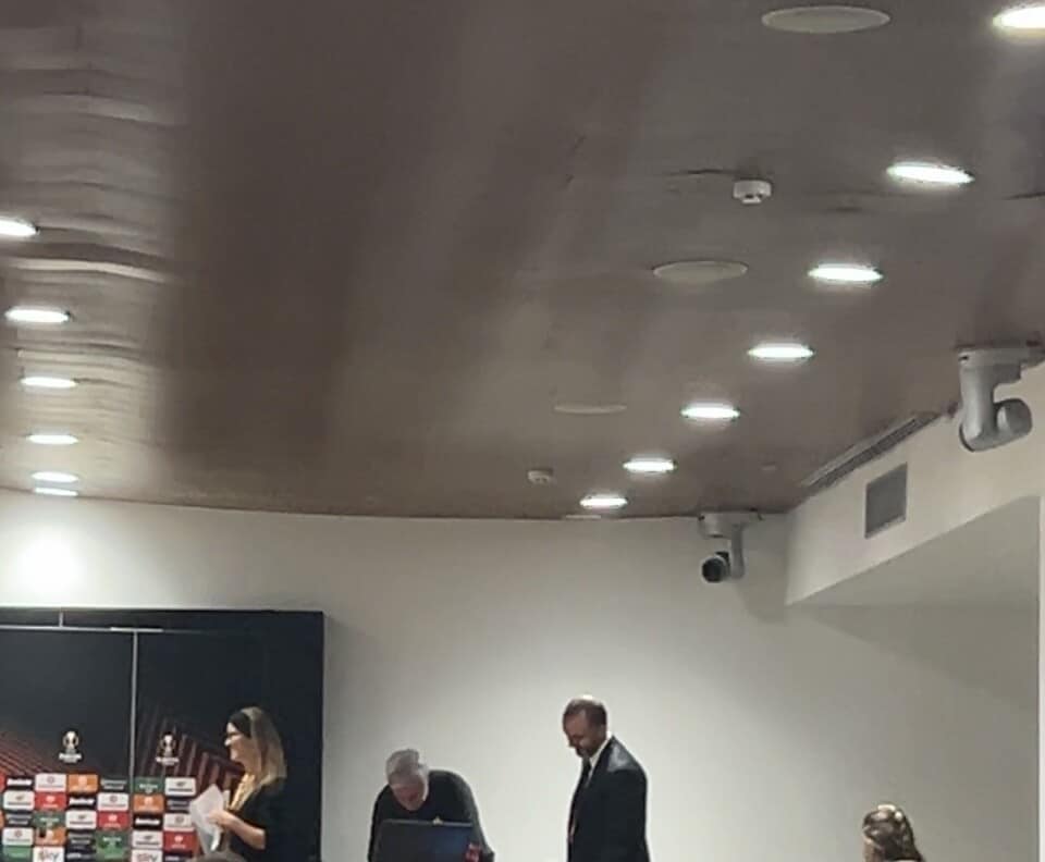 Mourinho e l'autografo al figlio dell'interprete