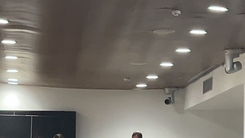 Mourinho e l'autografo al figlio dell'interprete