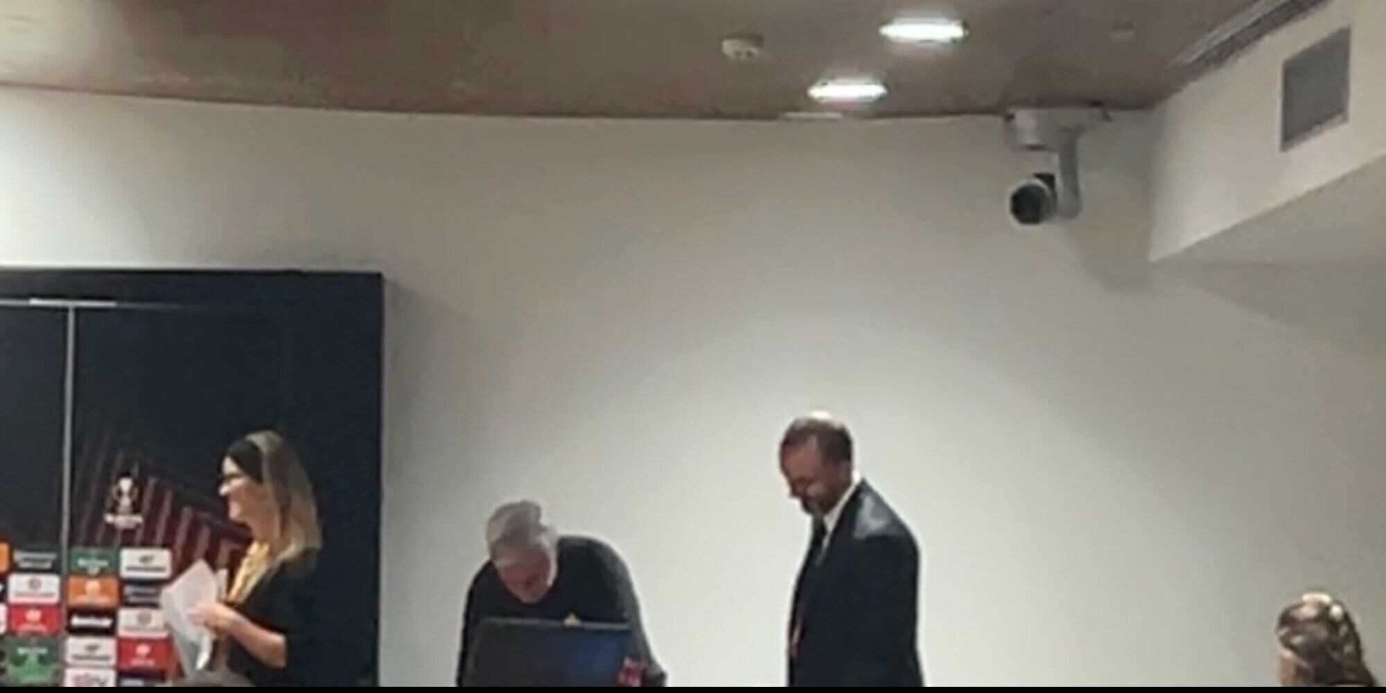 Mourinho cuore d'oro: il gesto in sala stampa per l'interprete