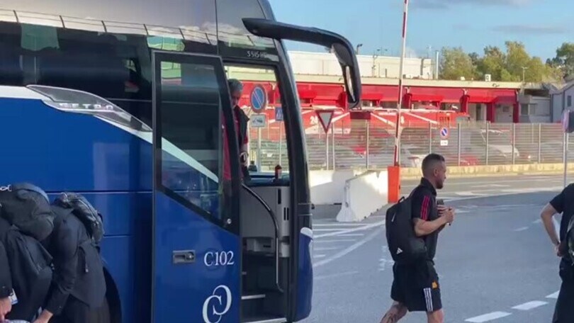 La Roma parte per Milano, ovazione dei tifosi per Lukaku