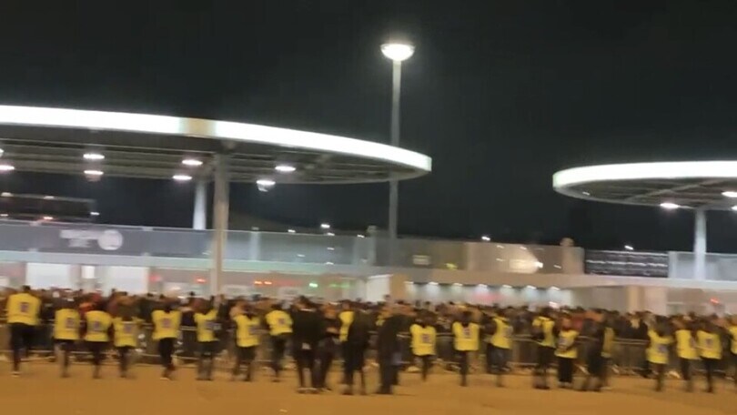 La Roma perde contro l'Inter, ma i romanisti cantano fuori San Siro