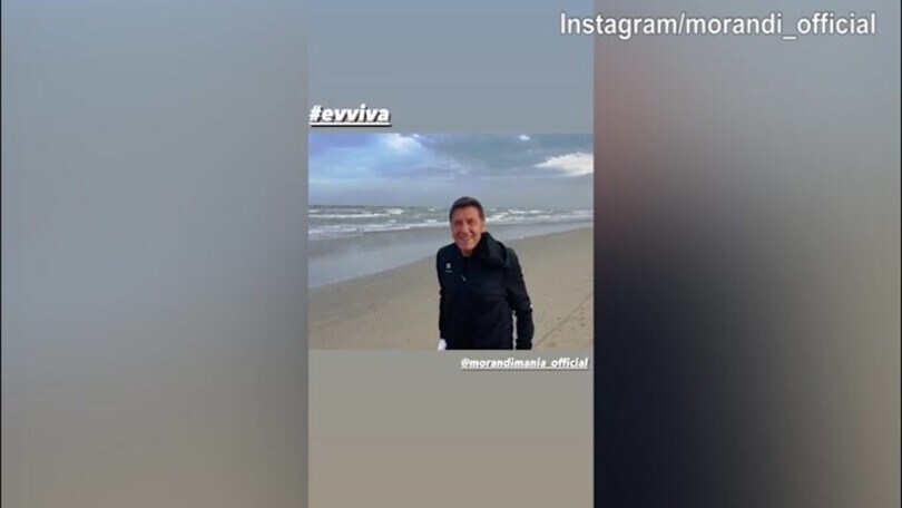 Morandi si gode il mare: "Bello anche fuori stagione..."