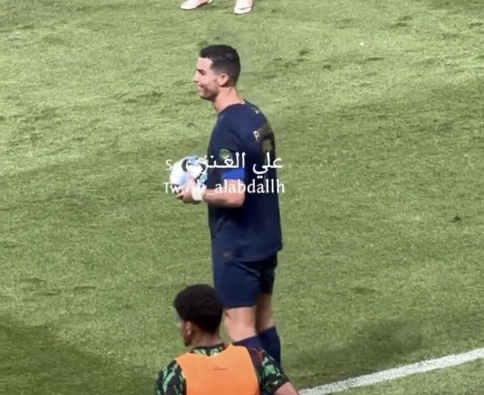 Ronaldo furioso per i cori su Messi