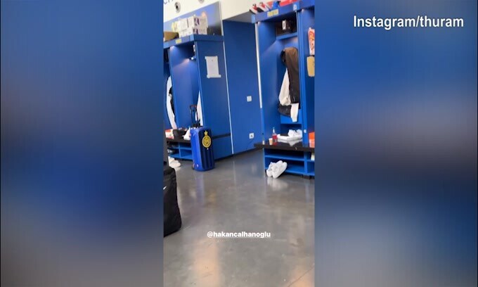 Inter, Thuram riprende Calhanoglu al telefono: il turco reagisce...