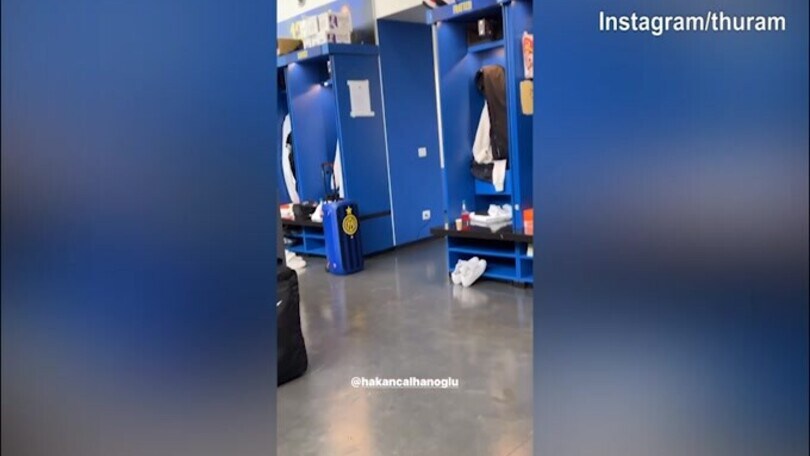 Inter, Thuram riprende Calhanoglu al telefono: il turco reagisce...
