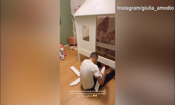 Giulia compra un letto grandissimo e Sensi...lo monta!