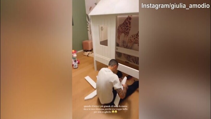 Giulia compra un letto grandissimo e Sensi...lo monta!