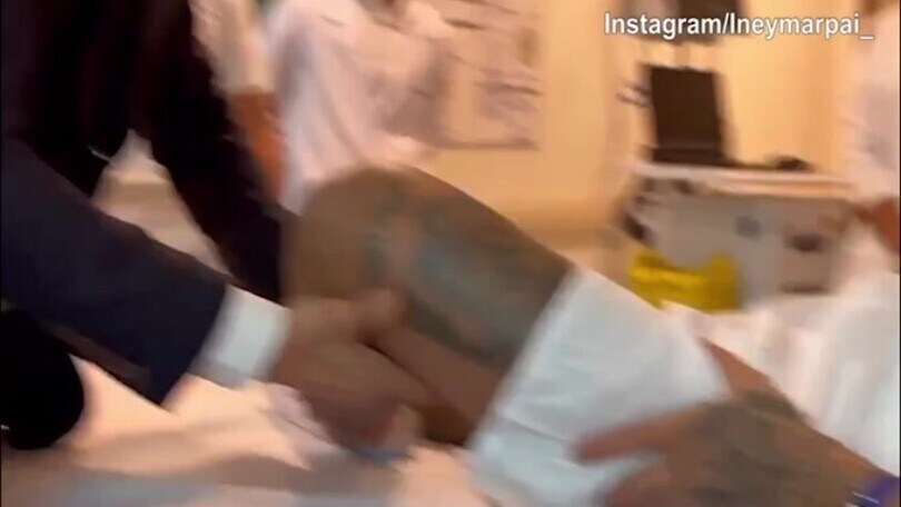 Neymar operato al ginocchio: le immagini prima dell'intervento