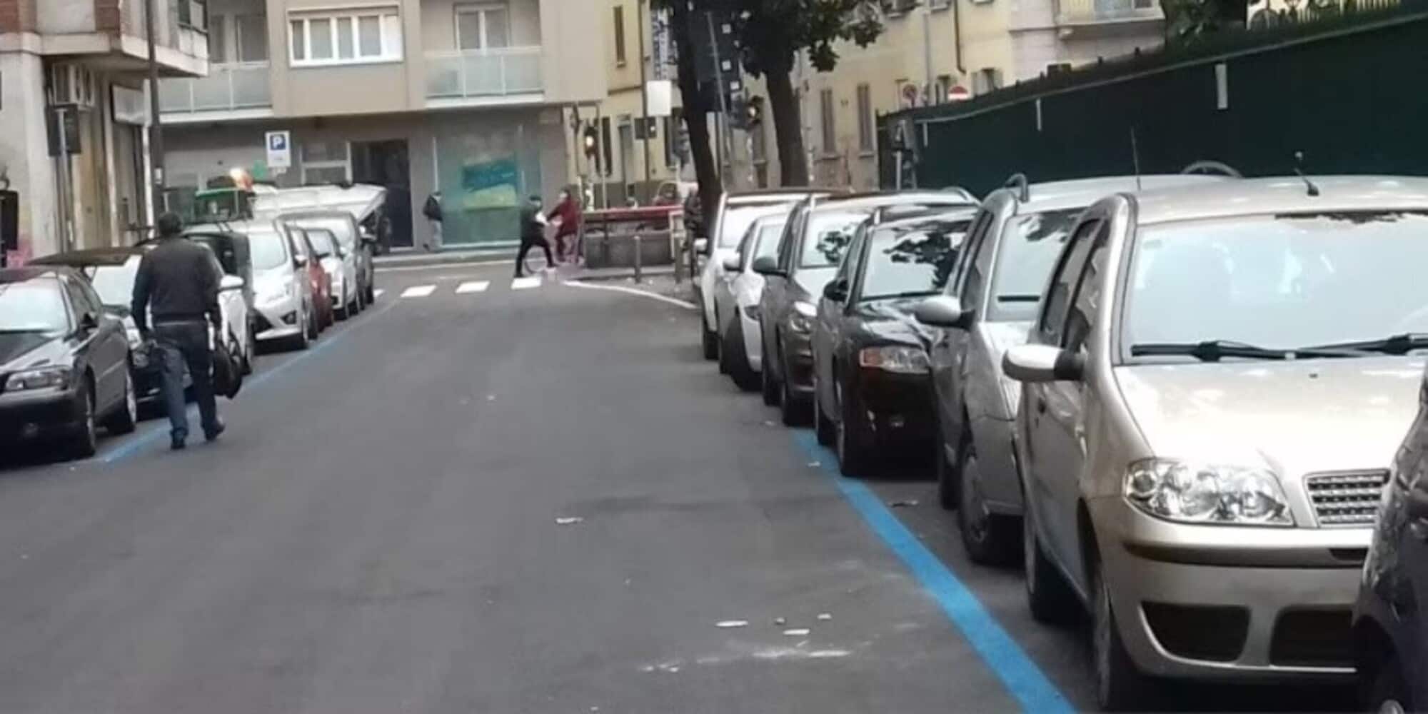 Lascia l'auto fuori dalle strisce blu: il giudice gli annulla la multa