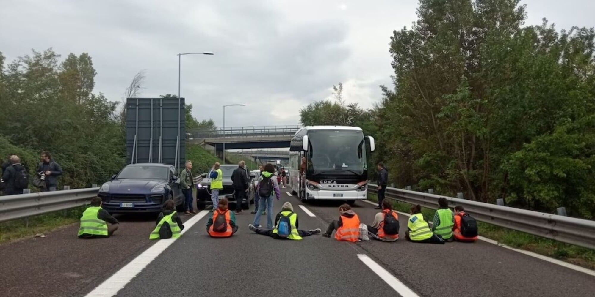 Carcere per chi blocca le strade per manifestare: la proposta della Lega