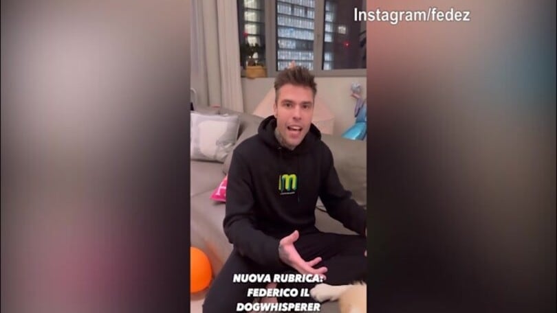 Fedez col suo cane, il video è esilarante
