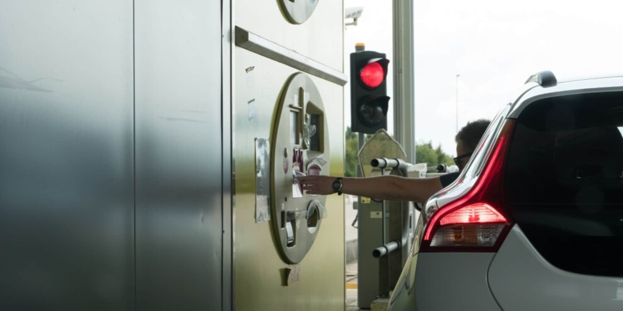 Arrivano le auto che ai caselli producono energia: come funzionano