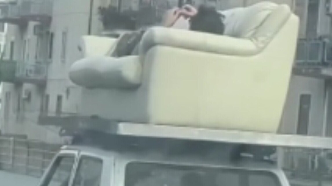 Fissa un divano sul tetto della Panda per farsi portare in giro