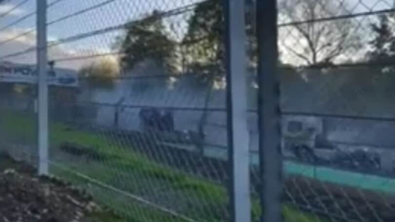 Incidente tra camion sul circuito: fumo e spettatori in fuga alla gara