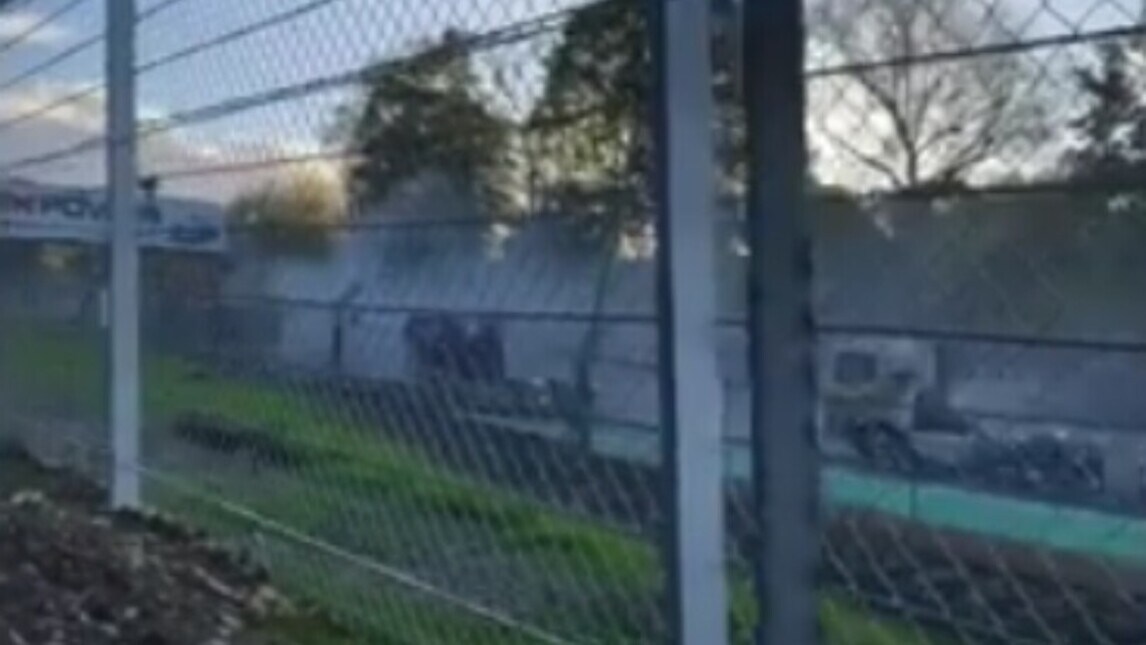Incidente tra camion sul circuito: fumo e spettatori in fuga alla gara