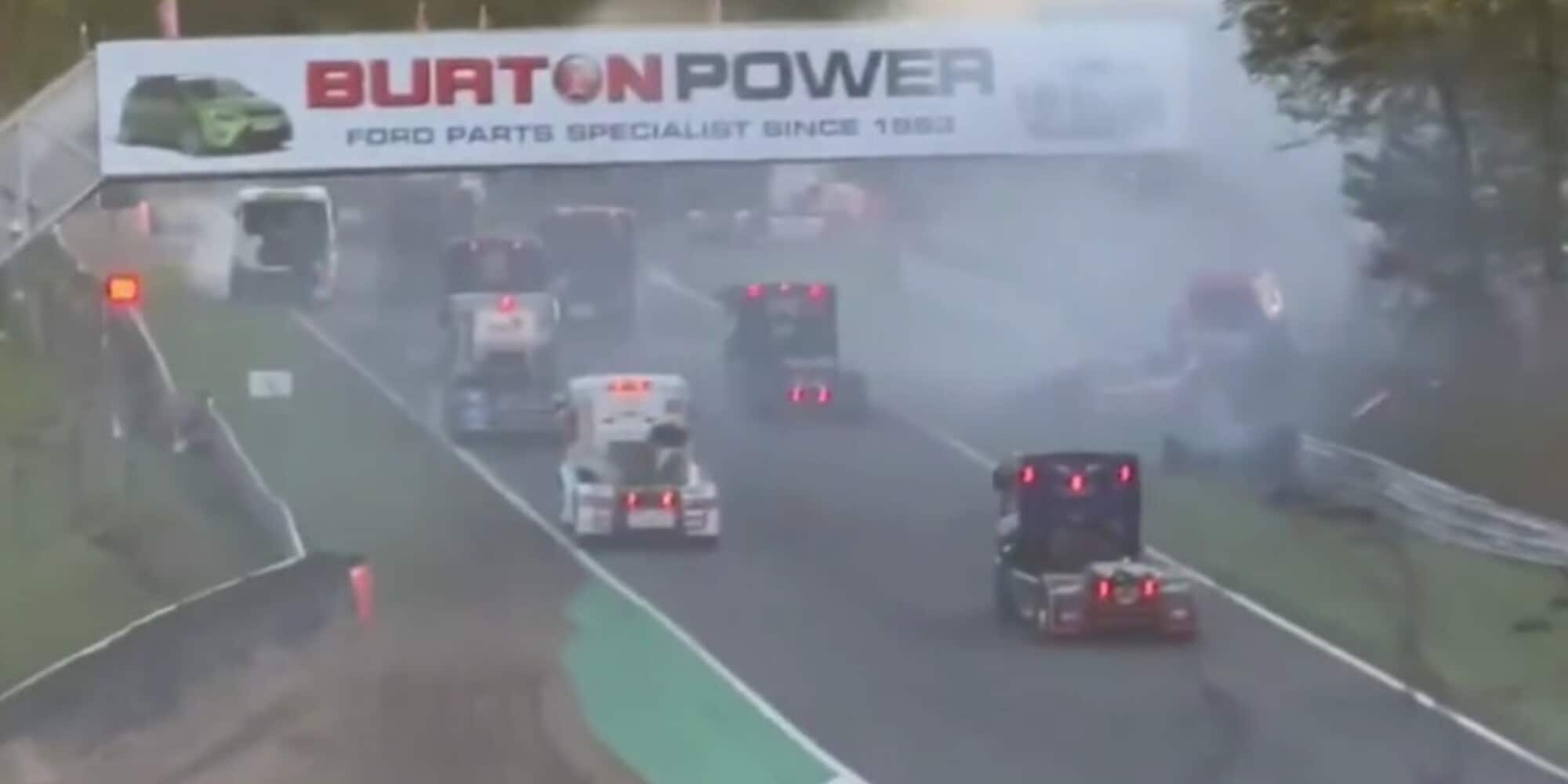 Scontro tra camion al British Truck Racing: spettatori in fuga