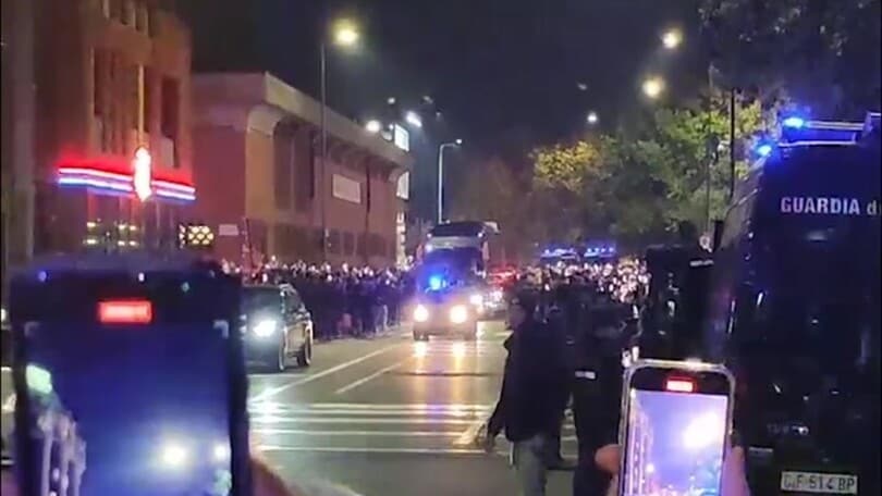 Milan, che entusiasmo per l'arrivo della squadra a San Siro