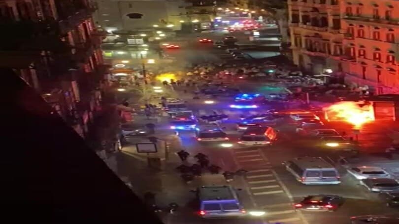 Paura in centro a Napoli: scontri tra tifosi