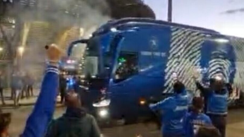 Il bus del Napoli arriva al Maradona: entusiasmo da Champions