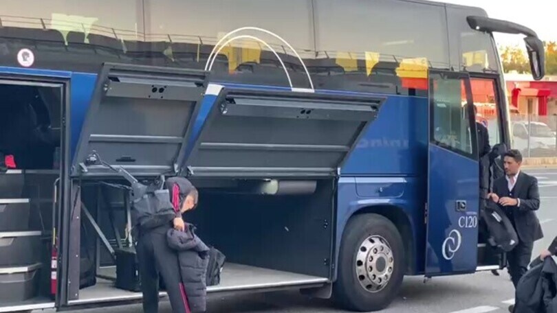 La Roma parte verso Praga: selfie e applausi per Dybala e Renato Sanches