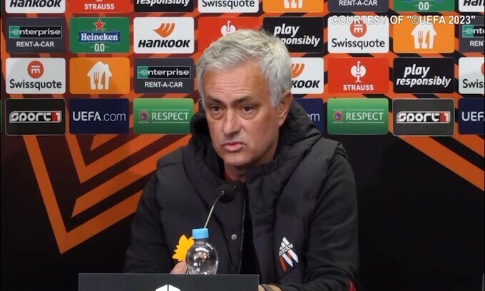 Mou risponde a Sarri: "La differenza fra un allenatore da 26 titoli e..."