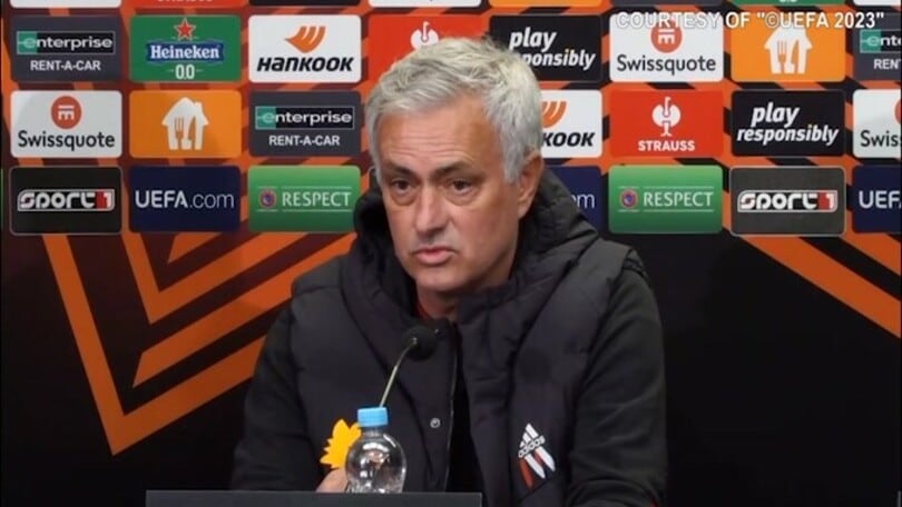 Mou risponde a Sarri: "La differenza fra un allenatore da 26 titoli e..."