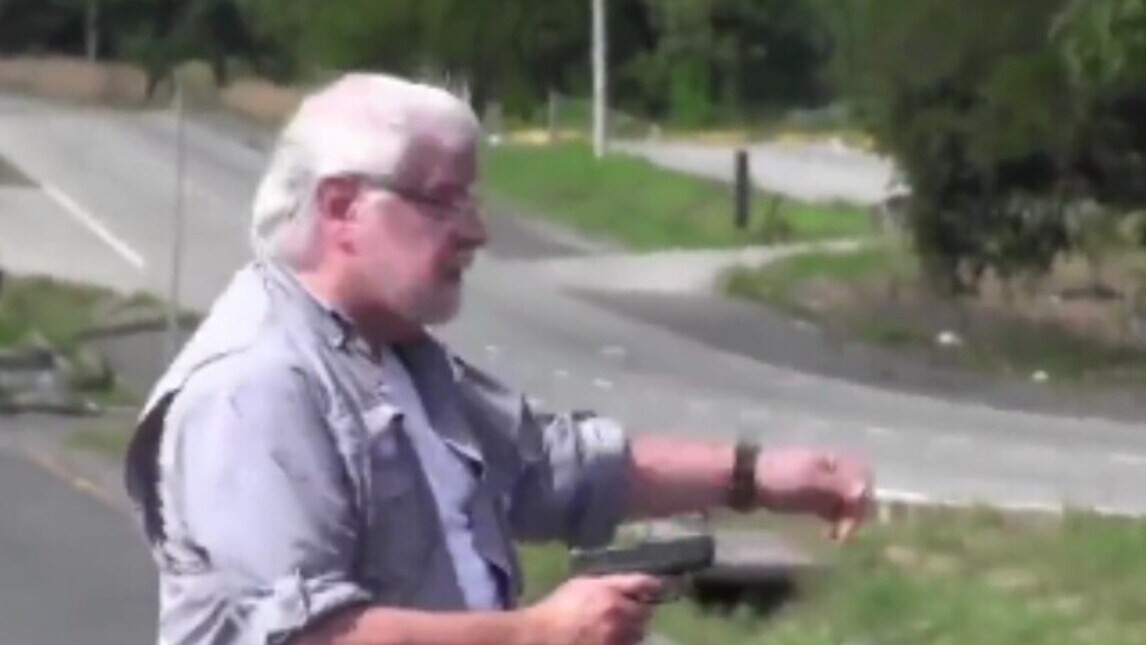 Spara e uccide due ambientalisti che protestano in autostrada