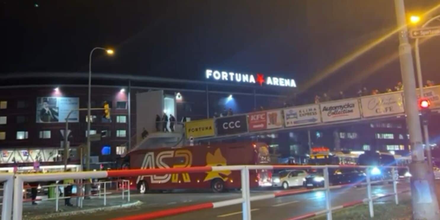 Roma carica per l'Europa League: l'arrivo del bus alla Fortuna Arena